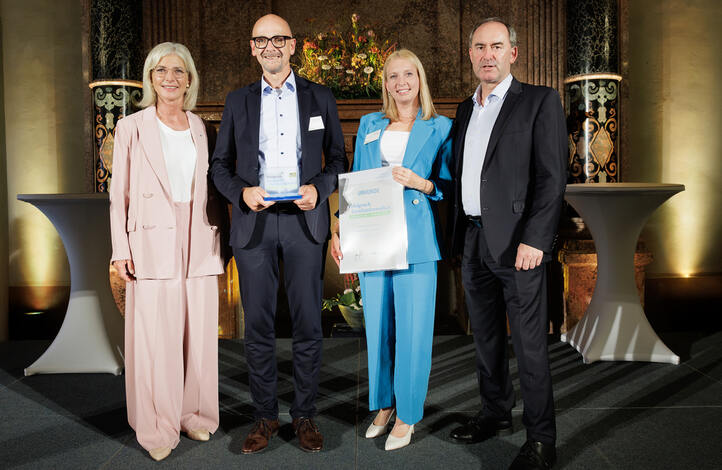 Preisverleihung am 10. Juli in der Müncher Residenz.  Von links: Ulrike Scharf (MdL), Stefan Krotschek (Kaufmännischer Direktor), Svenja Miller (Personalleiterin) und Hubert Aiwanger (MdL) 