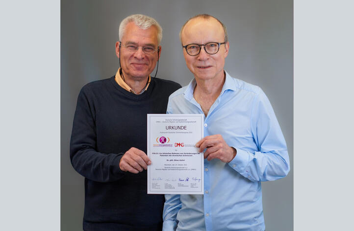 Dr. phil. Ingo Haase (links) und Dr. phil. Oliver Kuhnt freuen sich über die Auszeichnung der Deutschen Schmerzgesellschaft und der Deutschen Migräne- und Kopfschmerzgesellschaft für ihr Poster „Zur klinischen Relevanz von Veränderungen bei Patienten mit chronischen Schmerzen“.