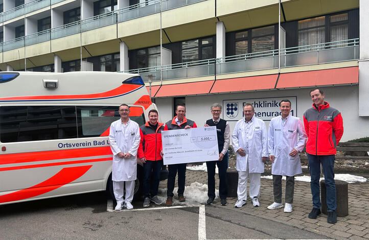 Übergabe im Rahmen eines Vor-Ort-Termins: Der Gutschein wurde am 25. Januar 2026 überreicht. Dr. medic (I.M.F. Klausenburg) Johannes Theil (Chefarzt Innere Medizin/Geriatrie) gemeinsam bei der Scheckübergabe mit Uli Wüstner, Geschäftsführer der m&i-Fachkliniken Hohenurach, Dr. med. Jürgen Schoppet (Chefarzt Neurologie) und Prof. Dr. med. Christoph Ihle (Chefarzt Orthopädie) (v.li.n.re.).