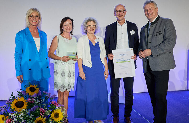 Preisverleihung am 15. Juni in der Residenz in München. Von links: Ulrike Scharf (MdL), Stefanie Jekle (Aufnahmeleitung), Marion Eichhorn (Teamleitung Physiotherapie Frühreha, BR-Mitglied), Stefan Krotschek (Kaufmännischer Direktor) und Roland Weigert (MdL)